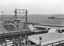 154720 Gezicht op de brugpost Nieuwe Veerbrug van de N.S. bij de spoorbrug over de Mark aan de spoorlijn Lage Zwaluwe - ...